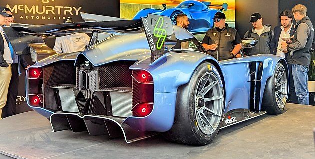 Zadní profil vozu odhaluje vyústění systému zvaného Downforce-on-Demand, který je klíčem k extrémní přilnavosti. Z těchto míst integrované ventilátory aktivně vysávají vzduch zpod utěsněné podlahy auta a vytvářejí tak podtlak, který auto spolehlivě udrží., zdroj: Calreyn88 /Wikimedia CC BY 4.0