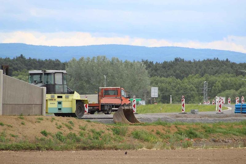 Dokončování dálničního úseku D55 u Bzence v závěru května 2025.