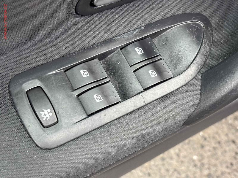 Renault Laguna (2004) 1.6i - fotka 11 z 17