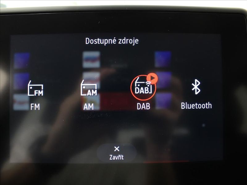 Renault Captur 1,6 E-Tech Hybrid 17 010km! - fotka 12 z 22