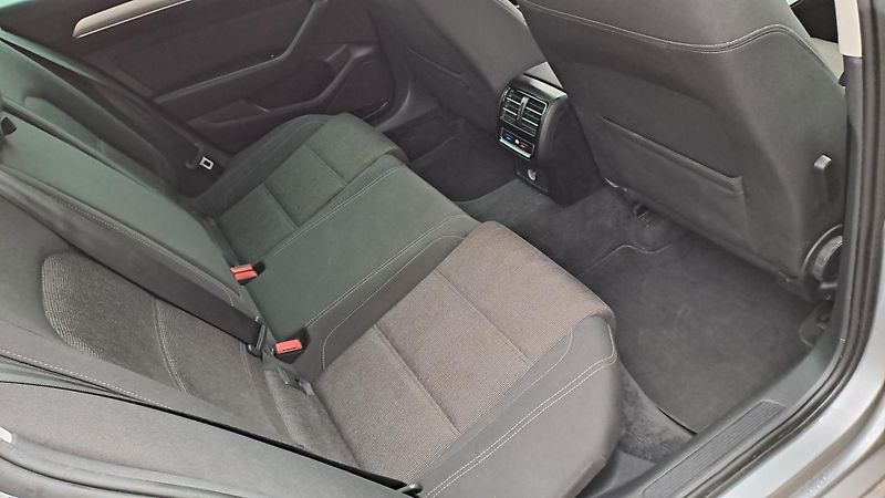 Volkswagen Passat 1.6 TDI ComfortLine Business - fotka 11 z 36
