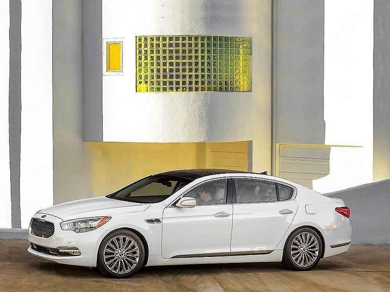 Kia K900.