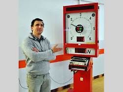 Praktické hodiny v autoservisu mají pomoci mladým řidičům.