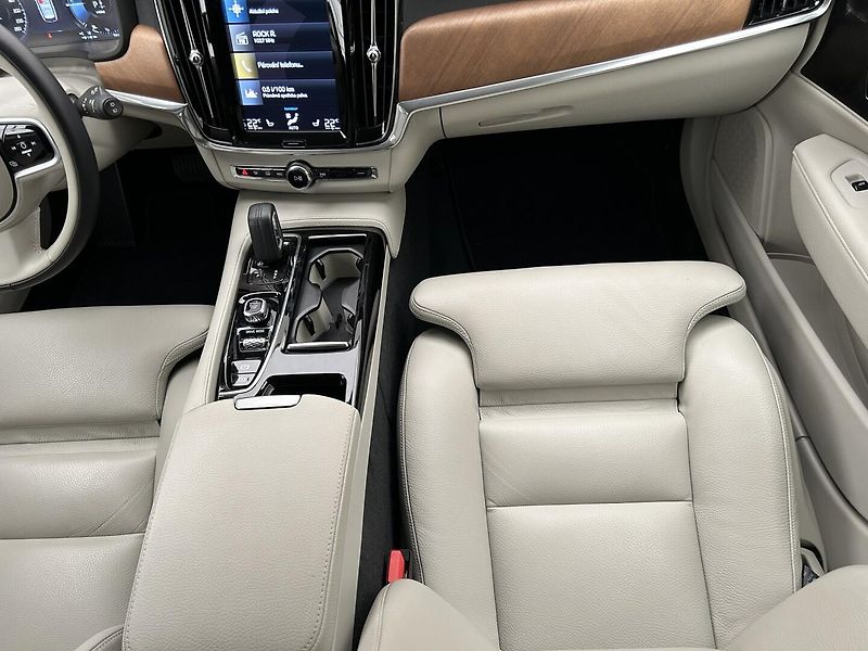 Volvo V90 2.0 Recharge 4x4 Inscription - fotka 15 z 29