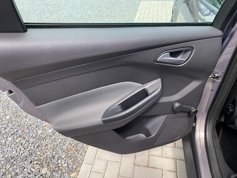 Ford Focus 1.6i 77kW - KLIMA - 118 000KM - fotka 27 z 39