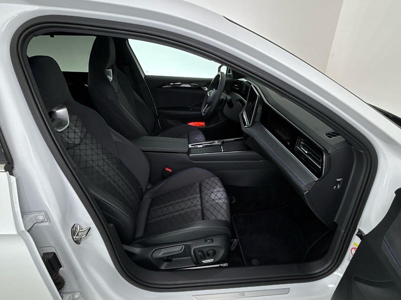 Volkswagen Passat R-Line - fotka 9 z 31