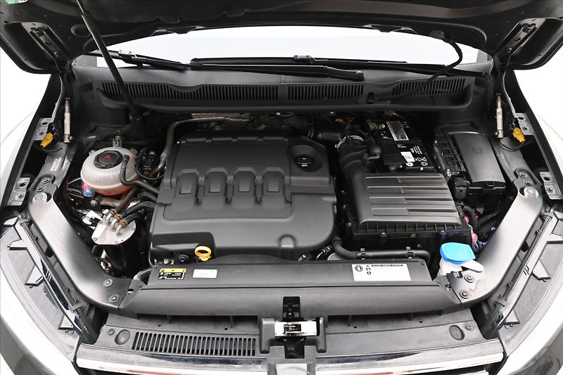 Volkswagen Touran 2,0 TDI 110kW DSG Highline 7mí - fotka 9 z 33