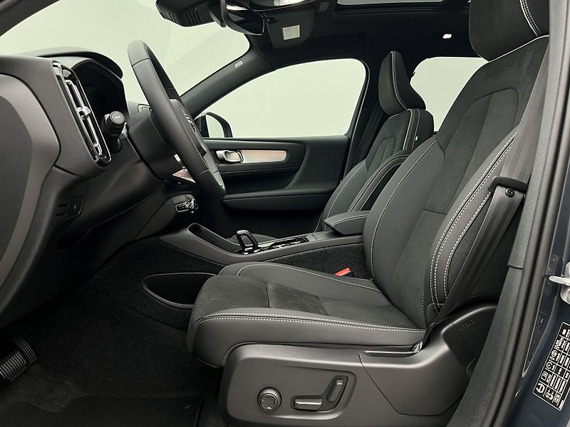 Volvo XC40 (2026) B4 ULTRA DARK AUT - fotka 3 z 43