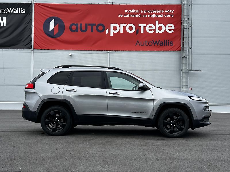 Jeep Cherokee 2.2 147kW 4x4 9.ZF Night Eagle - fotka 3 z 23