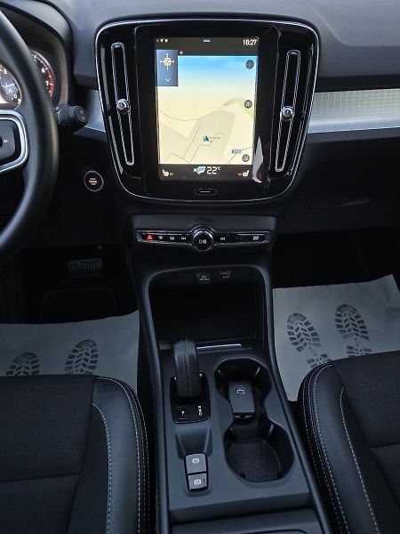 Volvo XC40 120kW T3 AUTOMAT LED KAMER DPH - fotka 13 z 39