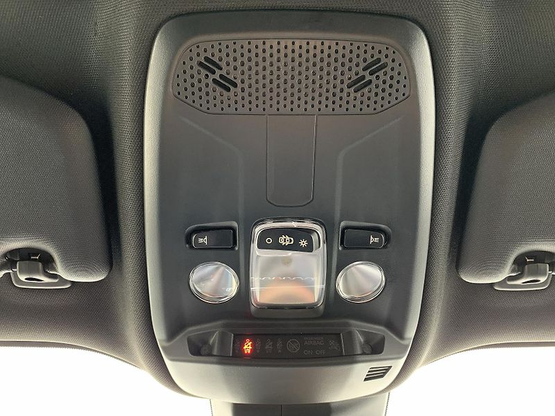Peugeot 2008 ALLURE 1.2 PureTech 74kW MAN6 - fotka 25 z 33