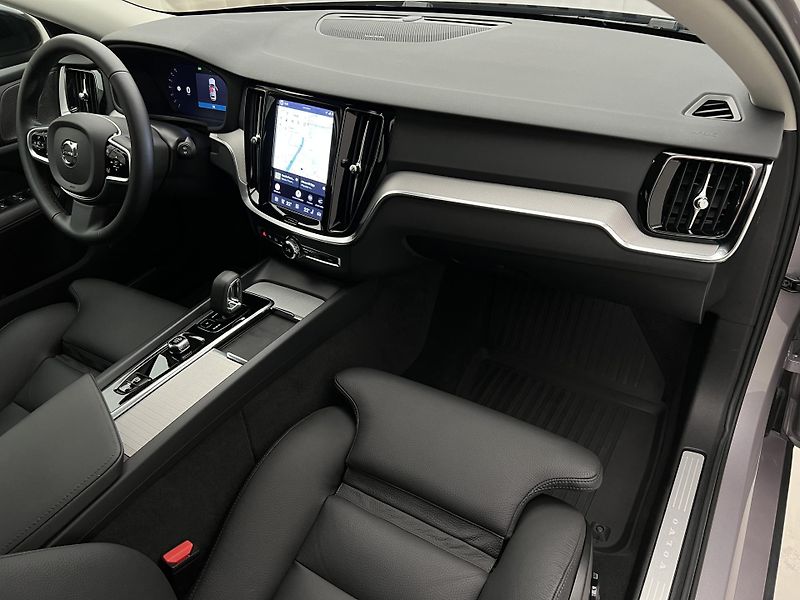 Volvo V60 B4 DARK PLUS 1. maj. - fotka 23 z 41