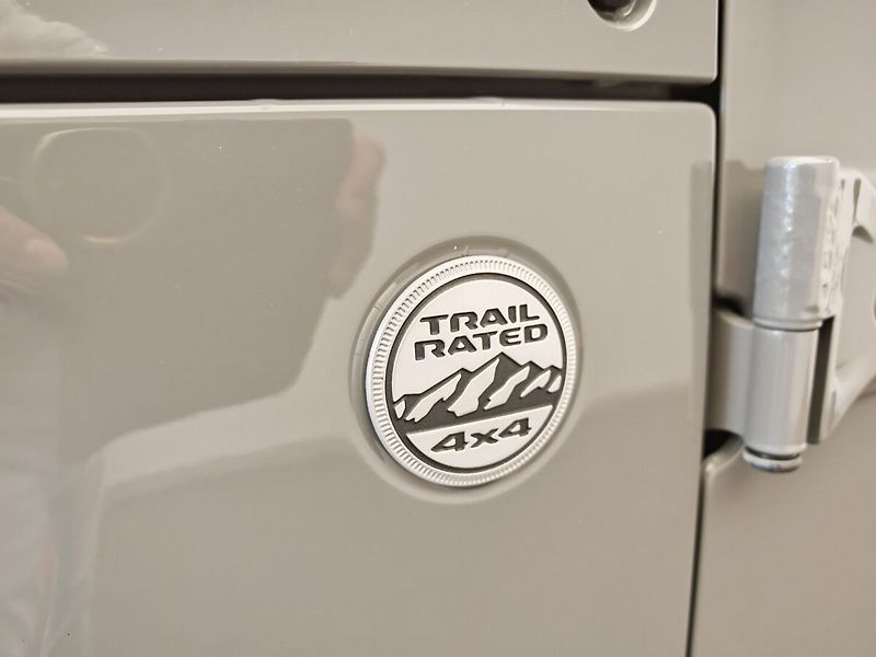 Jeep Wrangler SAHARA 2.0T 4x4 TRAIL RATED - fotka 39 z 40