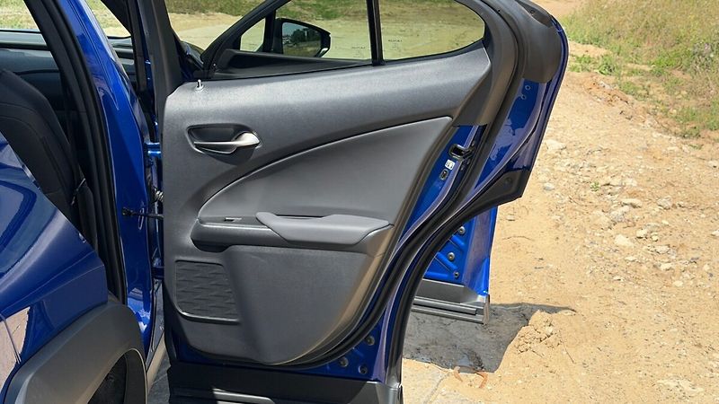 Lexus UX 300h 300H 2,0 HEV F SPORT DESIGN - fotka 24 z 28