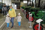 Traktoriáda s podtitulem Zlaté české ručičky v Muzeu zemědělské techniky v Čáslavi: prohlídka depozitářů a expozic.