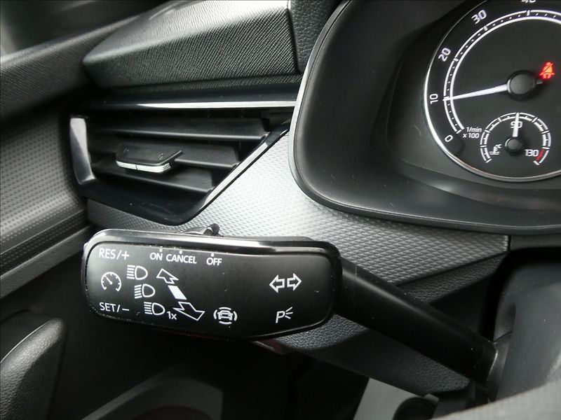Škoda Scala 1,0 TSi 70kW ČR, DPH, klima - fotka 32 z 38