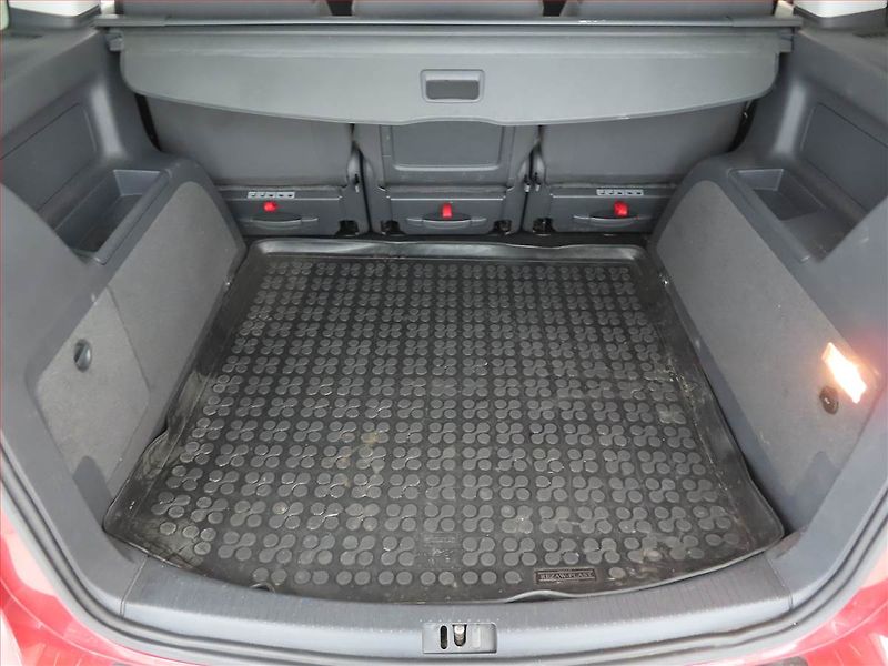 Volkswagen Touran (2012) 1.6 TDI, Serv.kniha, Navi - fotka 13 z 14