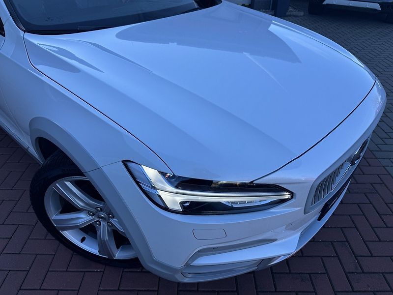 Volvo V90 (2018) 2.0D AWD Ocean Race LED - fotka 34 z 46