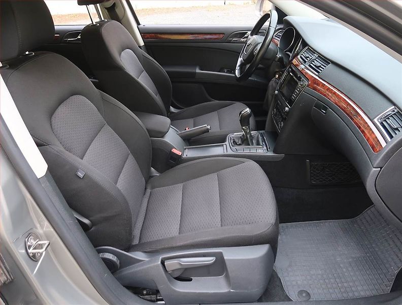 Škoda Superb (2011) 2.0 TDI, 4X4, Tempomat - fotka 9 z 21
