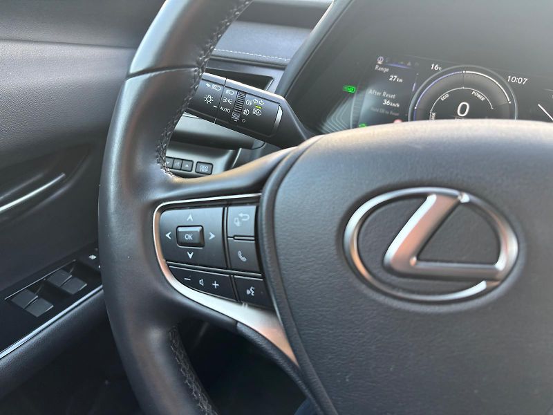 Lexus UX 250h 2,0 HSD F Sport Design AWD - fotka 15 z 29