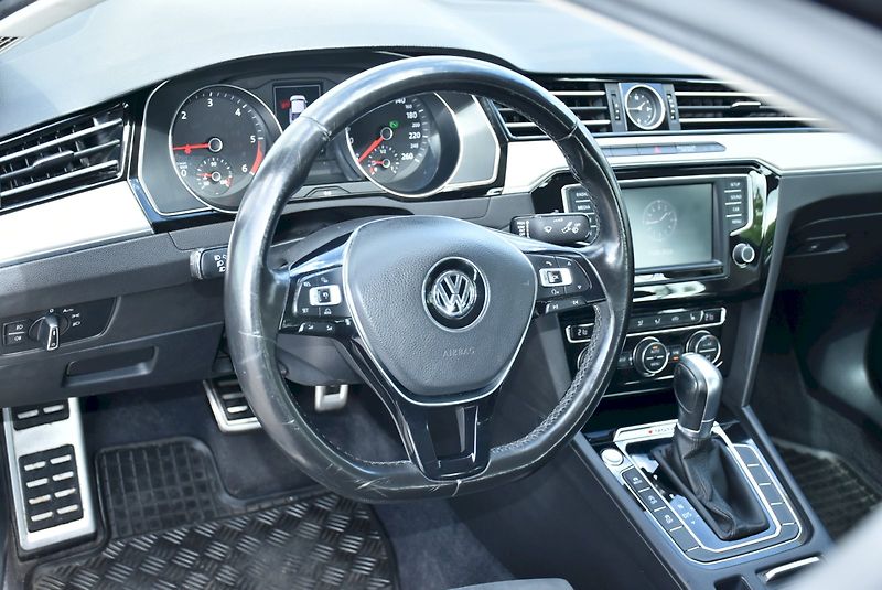 Volkswagen Passat (2017) HIGHLINE 2.0 BiTDI 176kW DSG 4 - fotka 15 z 31