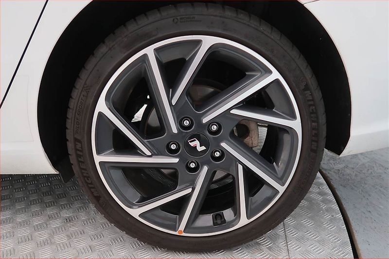 Hyundai i30 (2024) N-Line 1.5 T-GDI MHEV - fotka 15 z 19