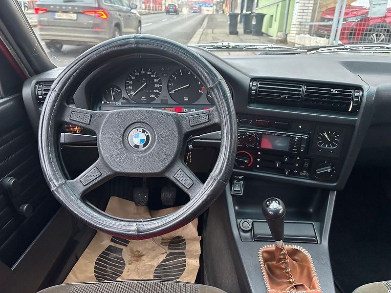 BMW Řada 3 E30-318i/1986/2.maj. garážován - fotka 27 z 50