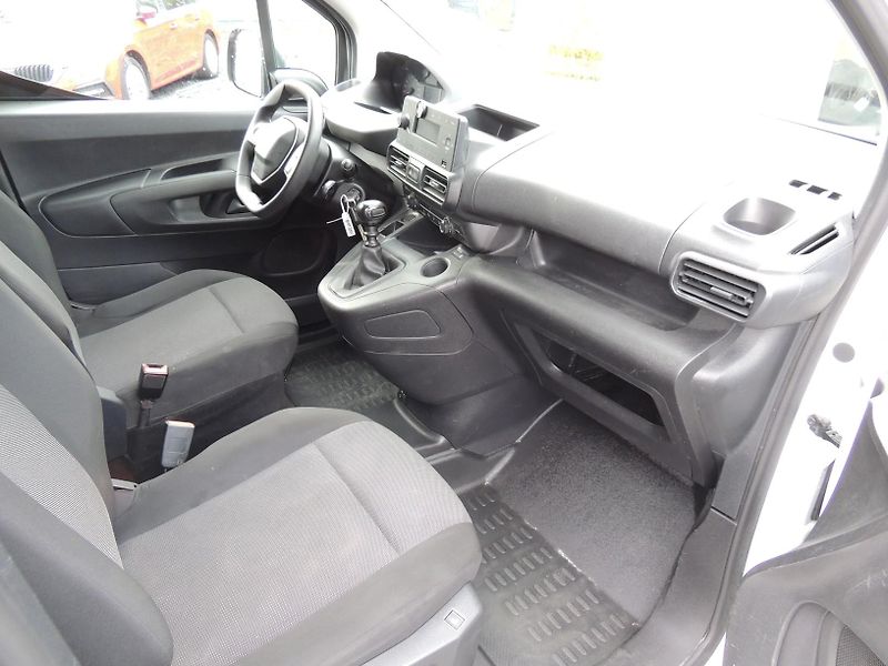 Peugeot Partner (2021) 1.2i,81kw,ČR,1majitel,59000km - fotka 33 z 46