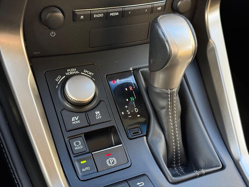 Lexus NX 300h 2,5 Executive Plus, 4x4  NX - fotka 18 z 22