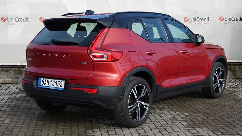 Volvo XC40 B4 AWD R-Design - fotka 3 z 21