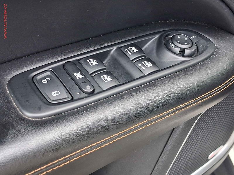 Jeep Compass (2018) 1.4T, Limited, navi - fotka 11 z 19
