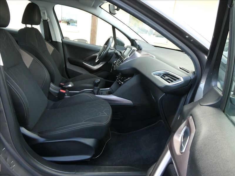 Peugeot 2008 1,2 PureTech 60kW - fotka 25 z 38