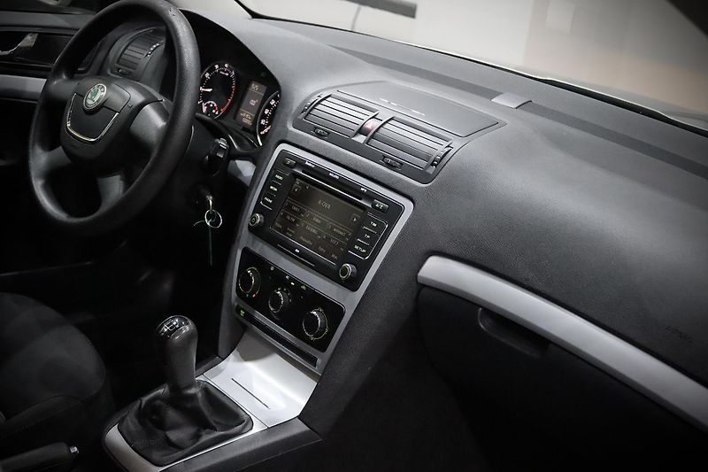 Škoda Octavia 2 FL Combi 1.6 MPI 75 kW - fotka 12 z 28