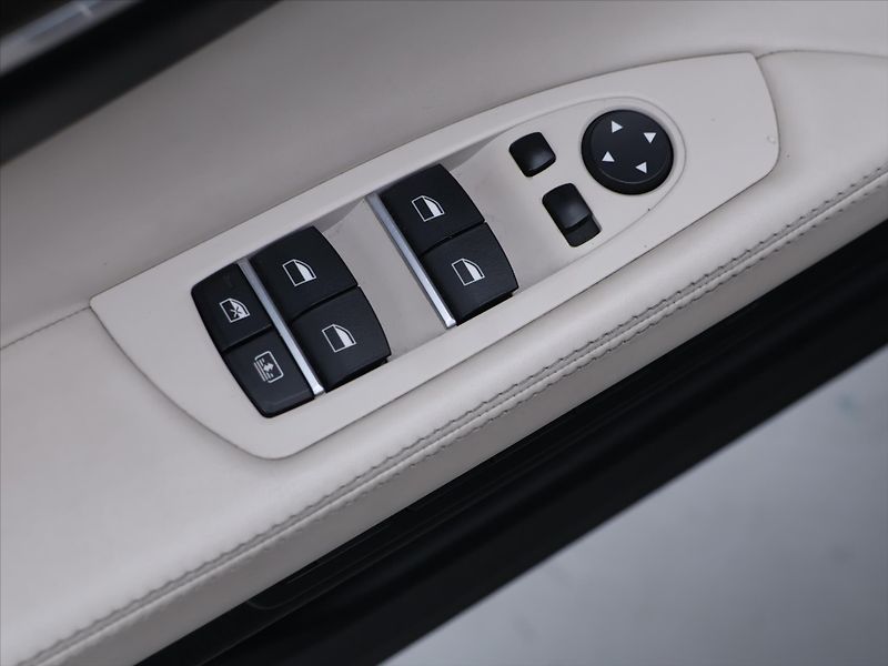 BMW Řada 7 3,0 730d 190kW xDrive - fotka 15 z 34