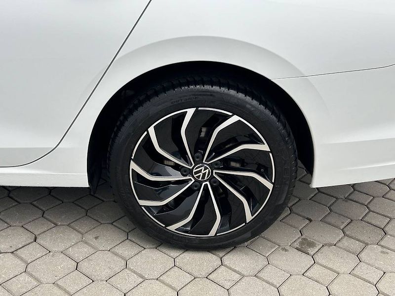 Volkswagen Golf Life 6G 1,0TSi - fotka 22 z 24