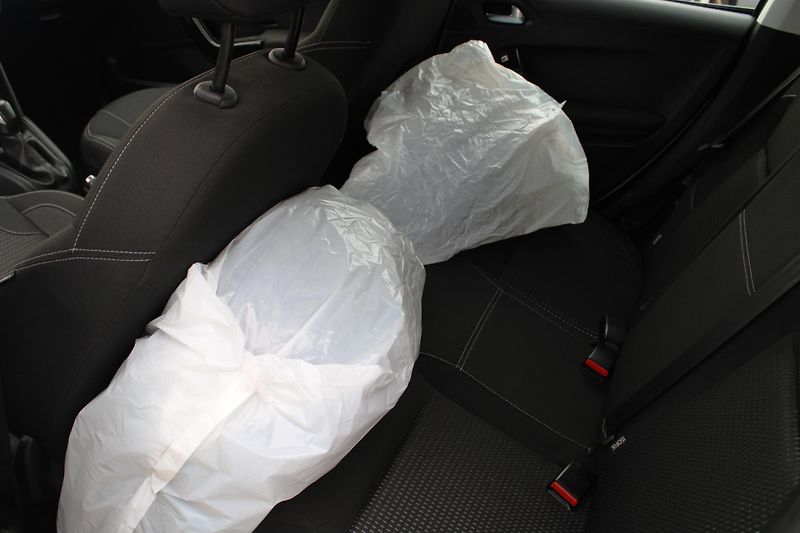 Peugeot 208 (2018) 1.2i 1.MAJITEL KLIMA TEMPOMAT  - fotka 13 z 24