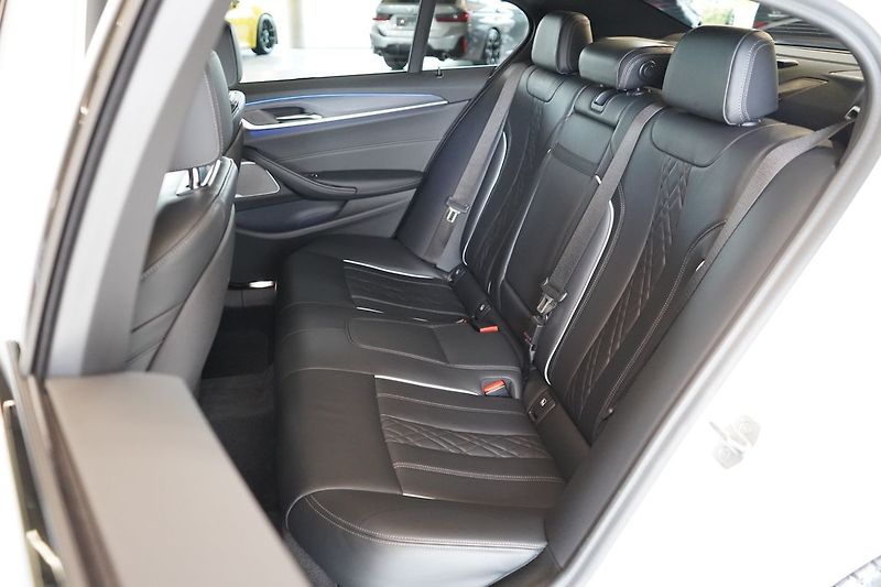 BMW Řada 5 M550i xDrive, Nezávislé, Laser - fotka 47 z 50