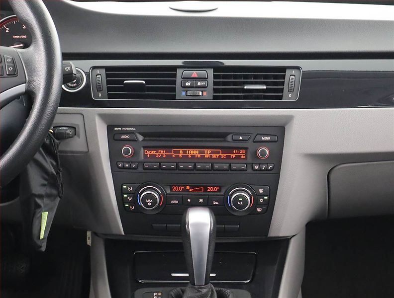 BMW Řada 3 (2011) 330 d xDrive, 4X4, Automat - fotka 12 z 20