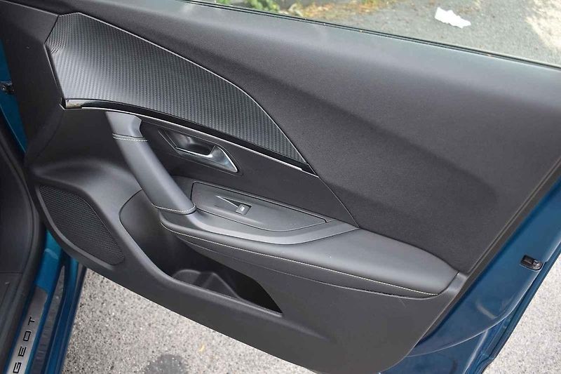 Peugeot 2008 je stylový i praktický rodinný doplněk.