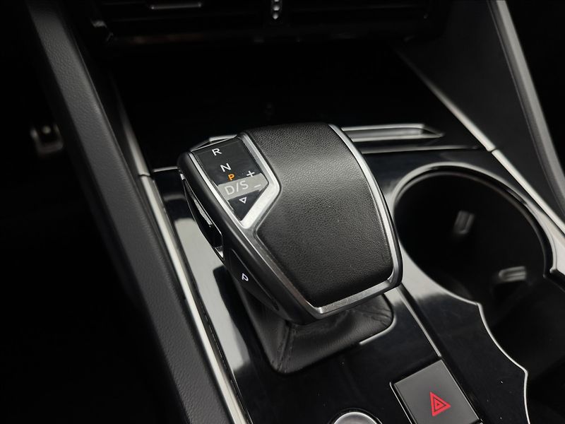 Volkswagen Touareg 3,0 R-LINE VZDUCH NV MATRIX ČR - fotka 28 z 48
