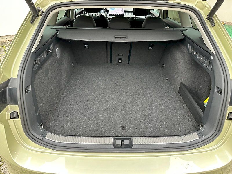 Škoda Superb (2024) iV 1.5 TSI 110kW ACT Selection - fotka 25 z 28