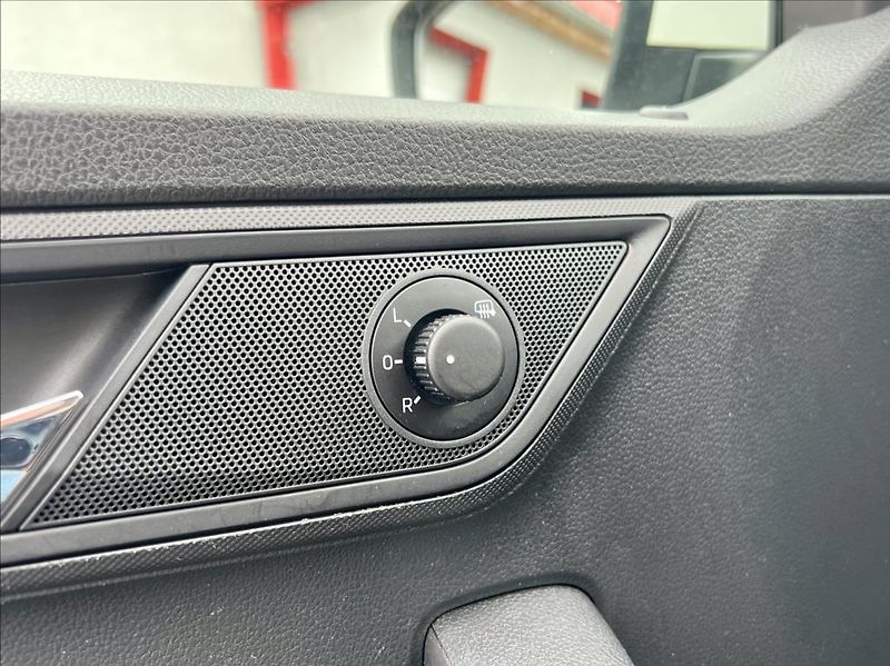 Škoda Fabia 1,0 STYLE / LED / kamera / ČR - fotka 39 z 48
