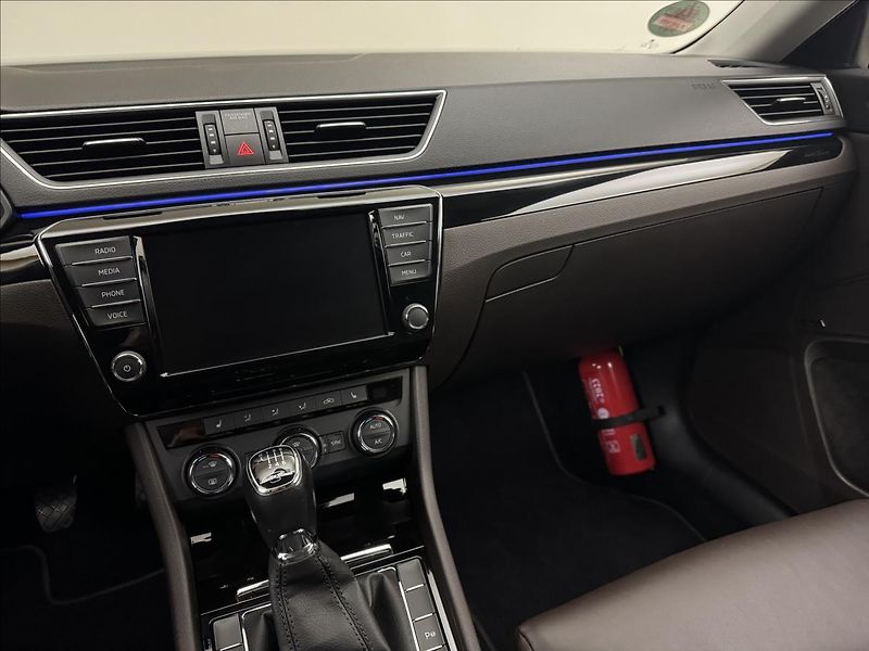 Škoda Superb 2,0 TDi 110kW L&K DPH ACC DCC - fotka 15 z 56