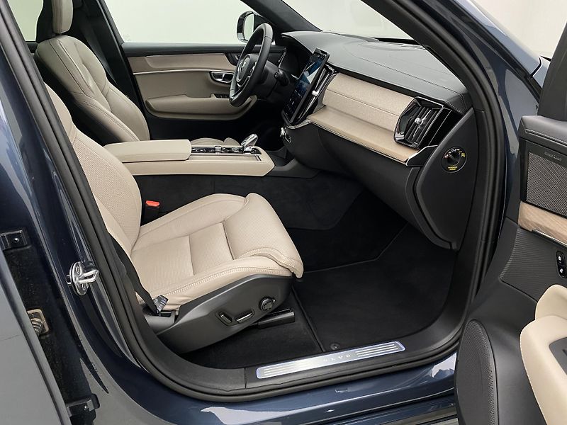 Volvo XC90 (2025) T8 AWD Plug-in DARK ULTRA - fotka 28 z 75