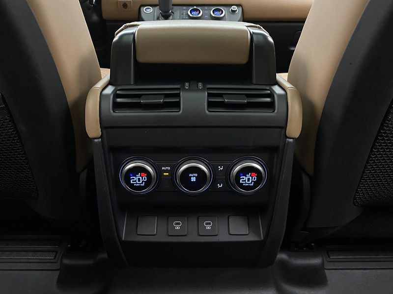 Land Rover Defender 110 D300 X-DYNAMIC HSE AWD CZ - fotka 32 z 54