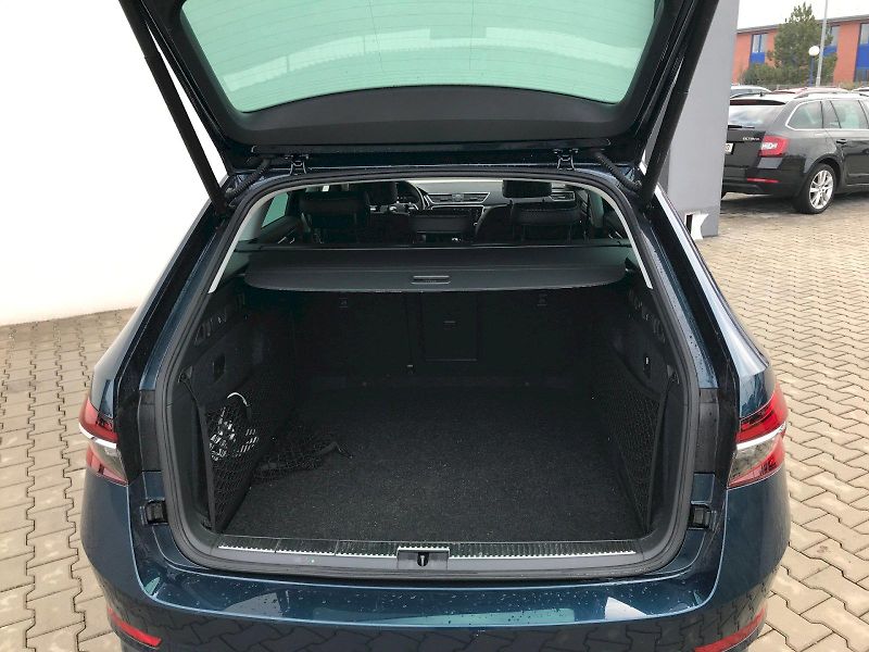 Škoda Superb (2023) COM GRT STY Plus TD 110/2.0 7D - fotka 23 z 25