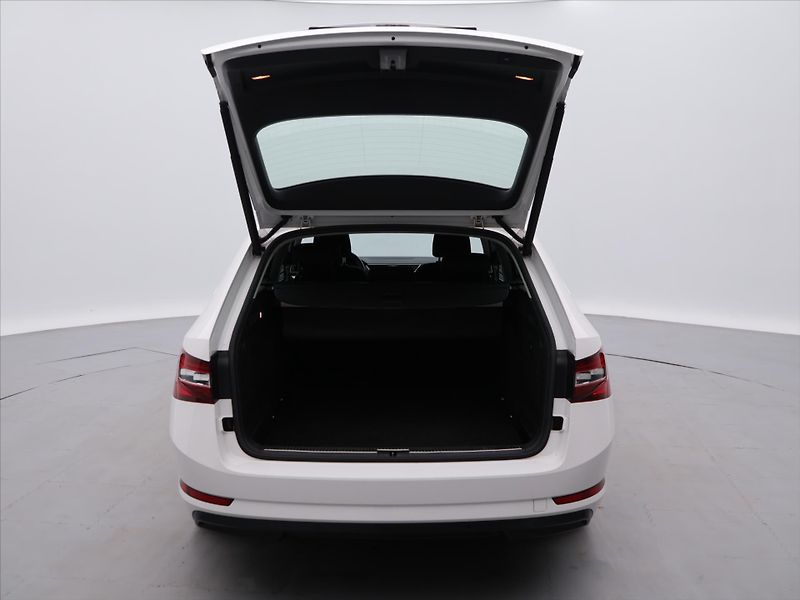 Škoda Superb 1,6 TDI Style 1.maj servis kn. - fotka 9 z 29