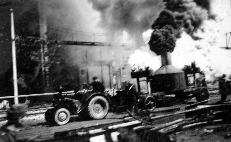 Nákladní vůz Matford při zkoušce umělého zamlžení v areálu chemického závodu v Záluží u Mostu 1. července 1944.