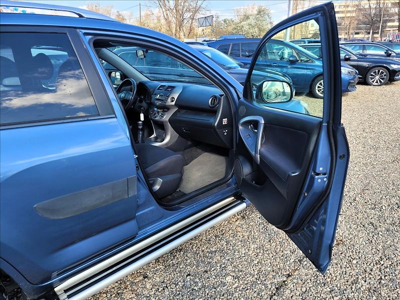 Toyota RAV4 2,2 D4-D,4x4,klima,alu, - fotka 10 z 35