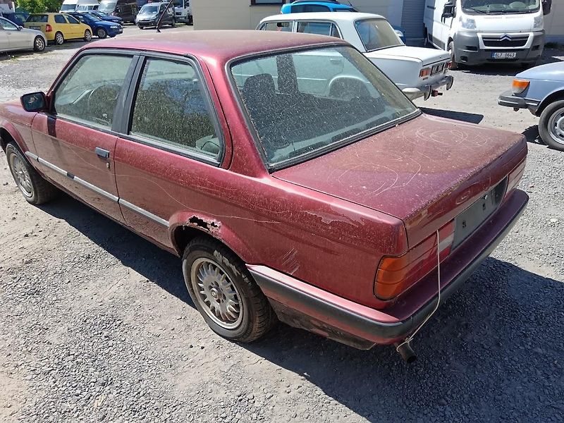 BMW Řada 3 (1990) 316i coupe E30 - fotka 4 z 18